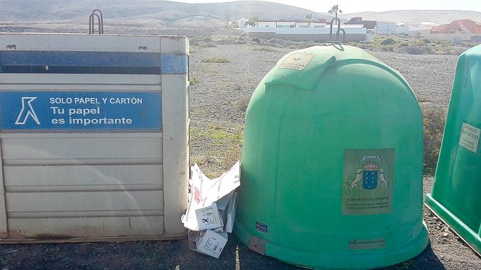 Müll neben Container