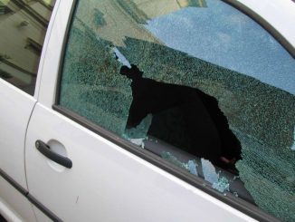 Autoscheibe eingeschlagen web