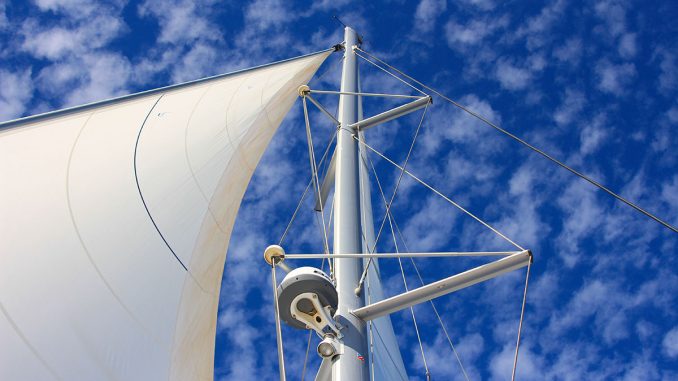 blauer Himmel Wolken Mast Segelboot