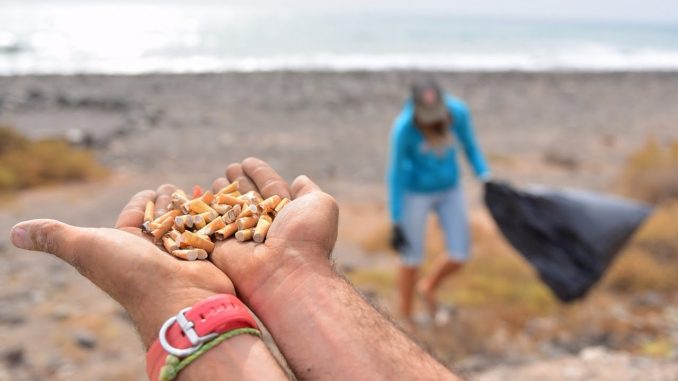 Zigaretten Hand Strandsäuberung web