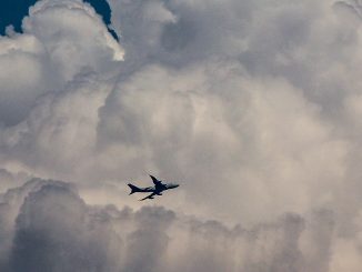 Flieger vor Wolke