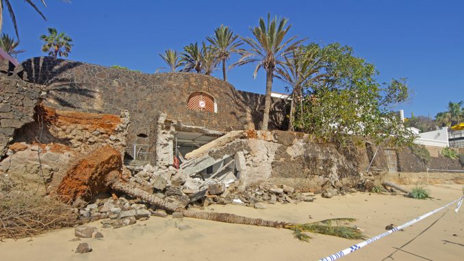 Abgesackte Mauer am Strand von Costa Calma im Süden von Fuerteventura