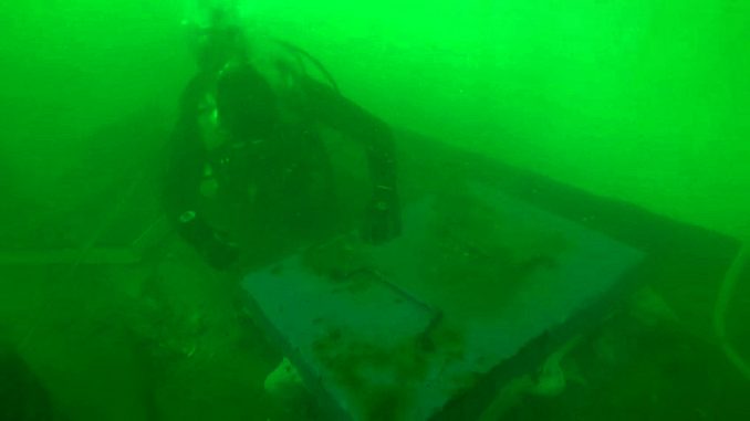 Fuerteventura: Taucher dichten die Lecks der versunkenen Schiffe in Gran Tarajal ab.