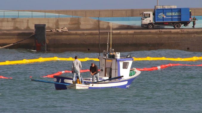 Fischer helfen beim Ausbringen der Ölsperren im Hafen von Gran Tarajal (Fuerteventura)