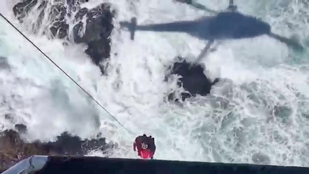 Hubschrauber rettet Angler von Felsen bei Corralejo/ Fuerteventura