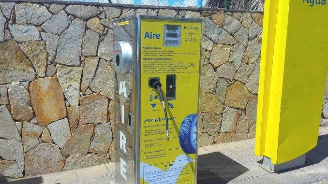 Druckluft-Station an Tankstelle in Costa Calma auf Fuerteventura