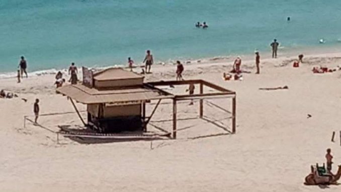 Strandbude nach Feuer