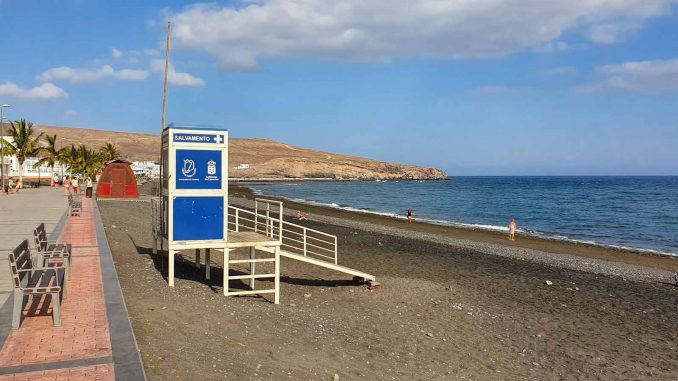 Turm ohne Rettungsschwimmer am Strand von Tarajalejo