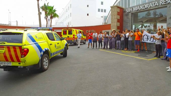 Die Mitarbeiter des Hotels SBH Maxorate empfangen die Feuerwehrleute von Fuerteventura nach ihrem Einsatz auf Gran Canaria