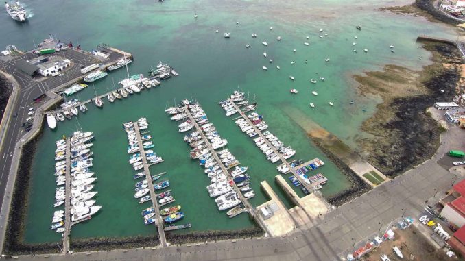 Hafen-von-Corralejo-im-Norden-Fuerteventuras