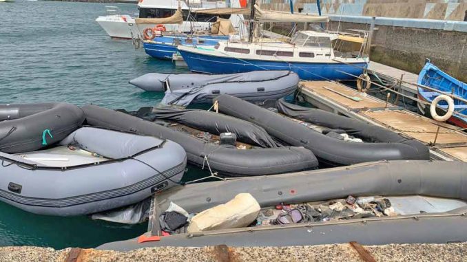 Flüchtlingsboote-im-Hafen-von-Gran-Tarajal