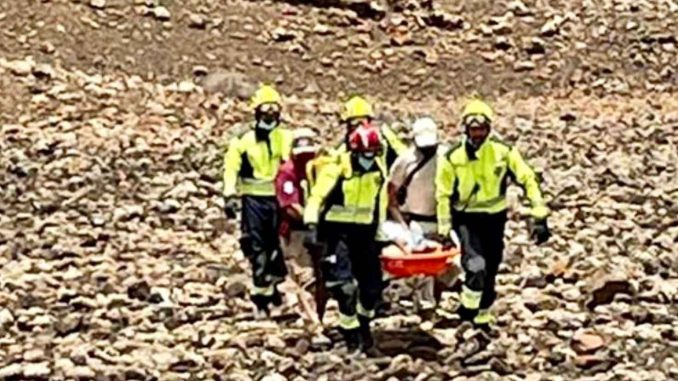 Wanderer mit Gesundheitsproblemen vom Vulkankrater Caldera de Arrabales auf Fuerteventura geborgen 1 Bergung Wanderer Fuerteventura