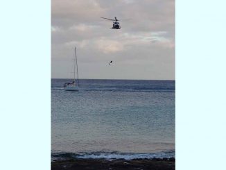 Hubschrauber ueber Segelboot