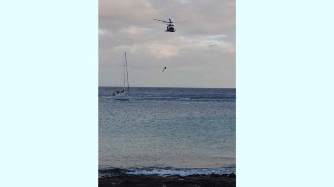 Hubschrauber-über-Segelboot
