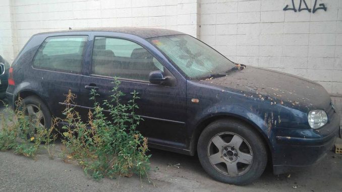 verlassenes-Auto-mit-Staub