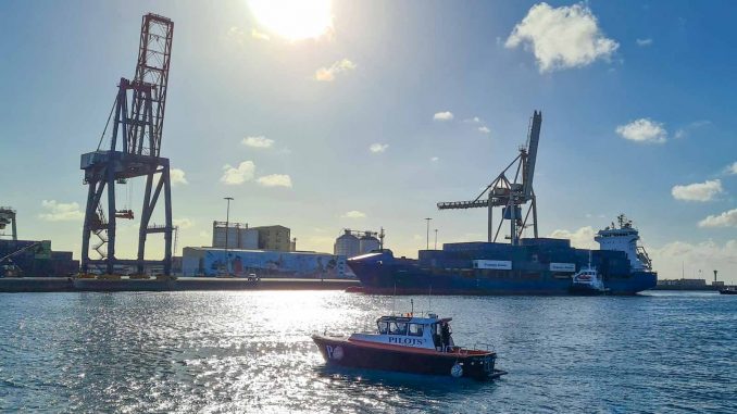 Containerschiff im Hafen von Puerto del Rosario