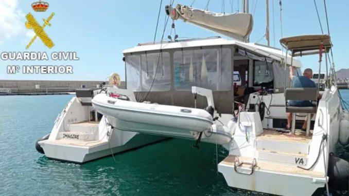 Mann über Bord: Katamaran treibt als Geisterschiff auf die Nordküste von Fuerteventura zu 1 Katamaran Geisterschiff Fuerteventura Heck