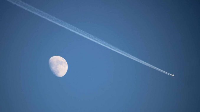Flugzeug-Kondensstreifen