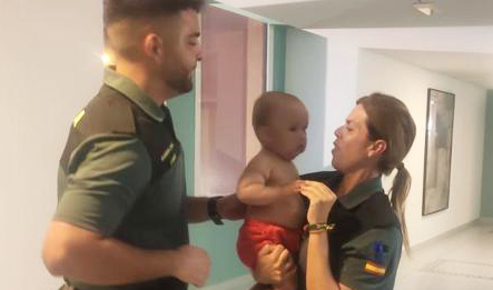Guardia_Civil_rettet_Baby_Costa_Calma