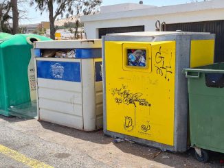 Volle Muellcontainer auf Fuerteventura