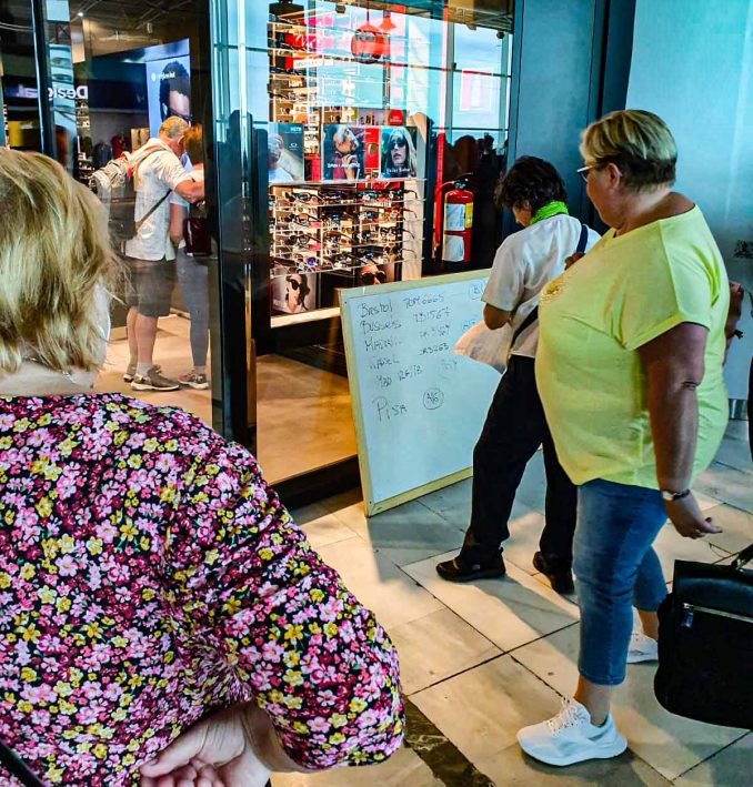 Chaos am Flughafen von Fuerteventura: Anzeigentafeln im Abflugbereich ausgefallen 1 impovisierte Anzeigentafeln Flughafen Fuerteventura 1
