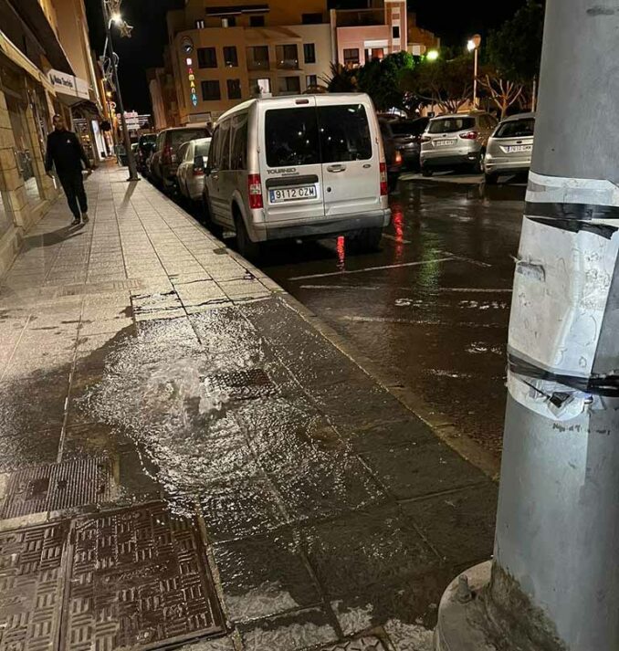 Straße nach Rohrbruch in Gran Tarajal im Süden von Fuerteventura überschwemmt 1 Rorhbruch Gran Tarajal 3