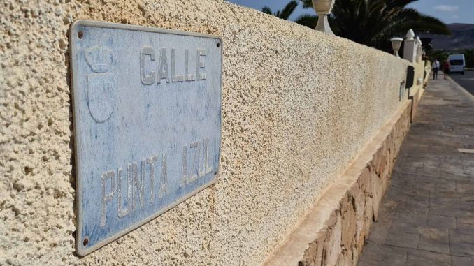 ausgeblichenes-Straßenschild-La-Pared-Fuerteventura