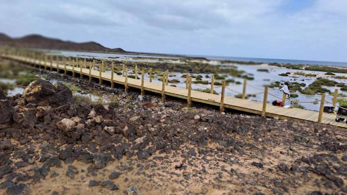 Neuer Holzsteg über Wanderweg auf Lobos vor Fuerteventura fertiggestellt 1 Holzsteg Lobos Flut web